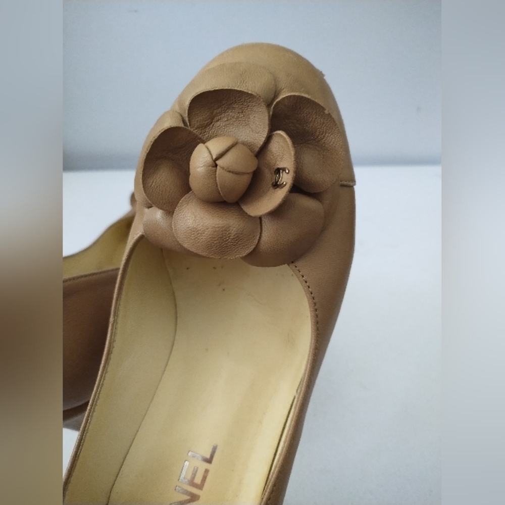 CHANEL TAN PUMP'S - Picture 4 of 9